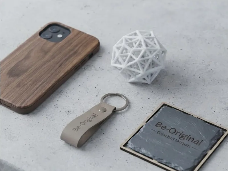 Créations Be Original : coque en bois, porte-clés en cuir gravé, sphère imprimée en 3D et dessous de verre en ardoise