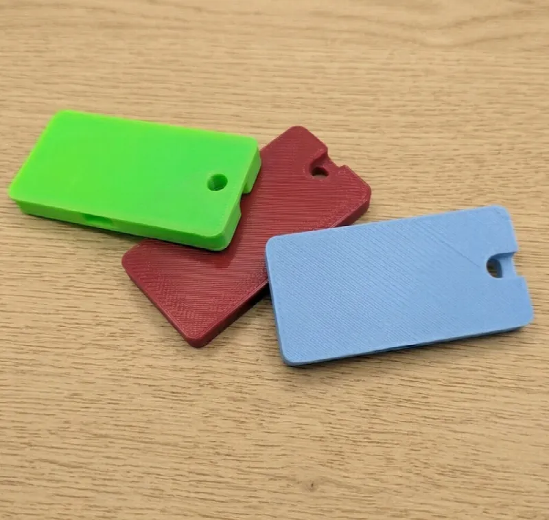 Trois sifflets Simone imprimés en 3D, en vert, rouge et bleu